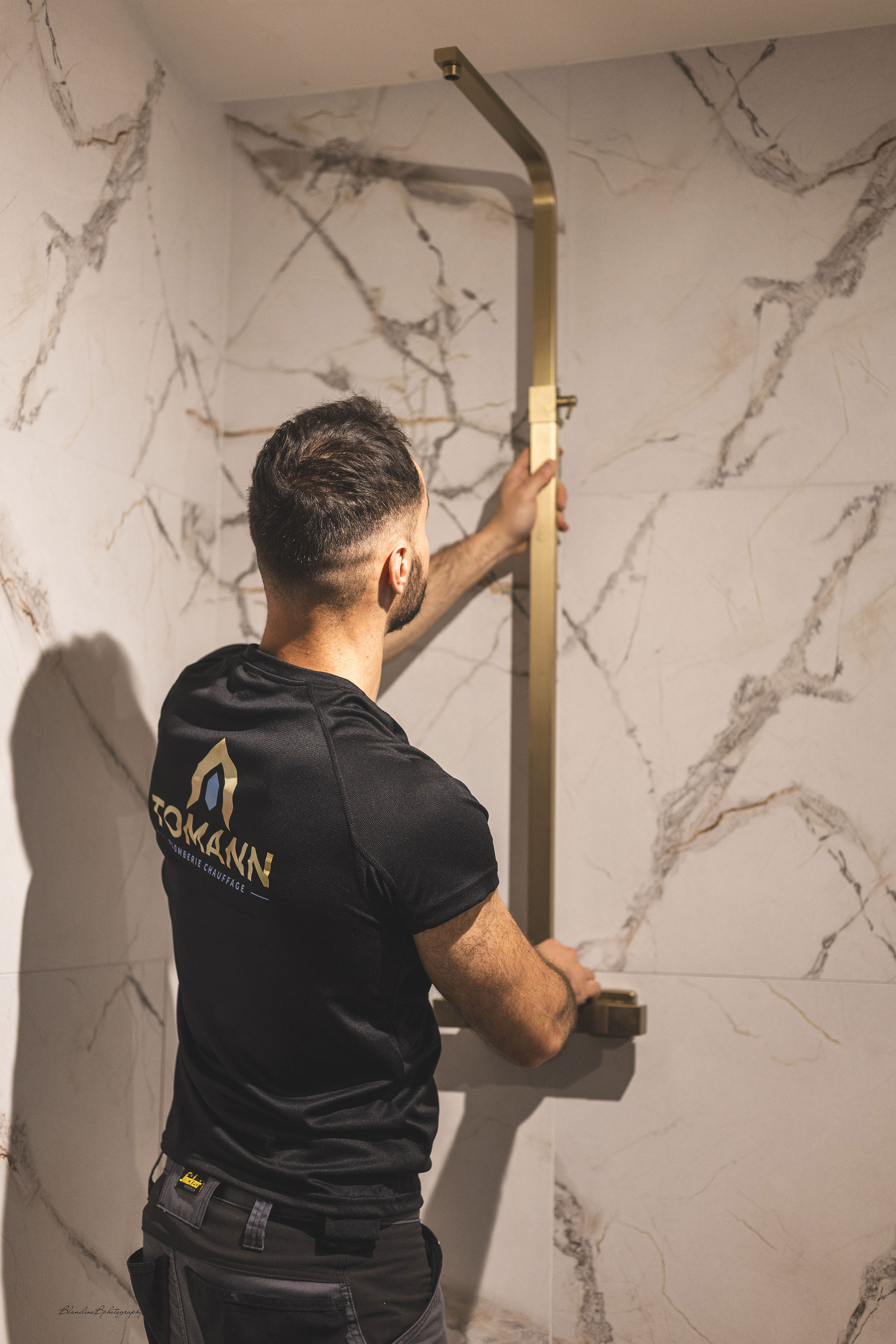 Installation douche robinetterie dorée — TOMANN
